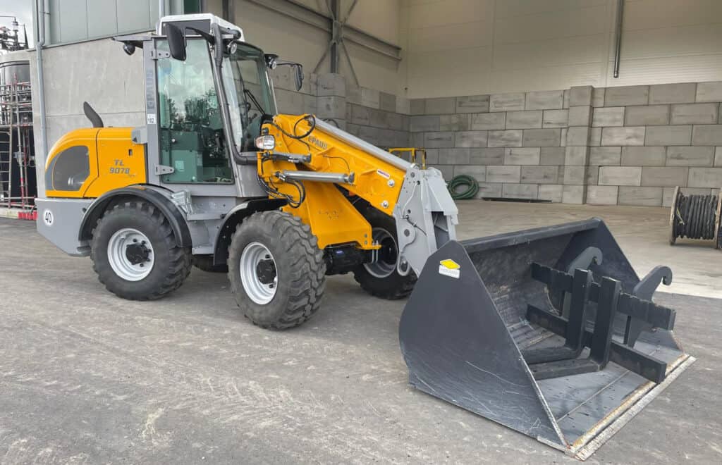 Robuuste industrie shovel met knikarm voor bouw en grondverzet.