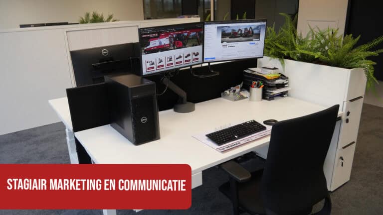 Moderne kantoorwerkplek met dual monitorsetup en plantdecoratie voor marketing en communicatie.