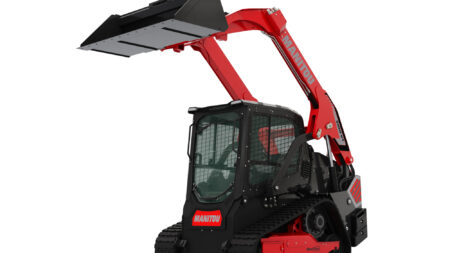 Compacte minibobcat met laadarm en cabine, ideaal voor bouw en tuinwerk.