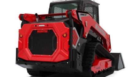 Robuuste skidtractor van MANITOU met track banden en krachtige motor.
