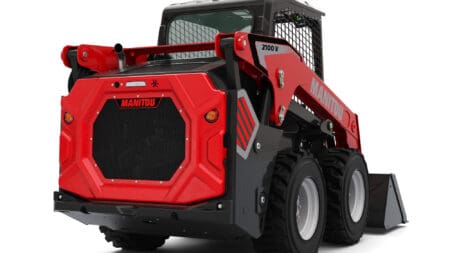 Elektrische skidlaadwagen met compacte cabine en robuuste banden.