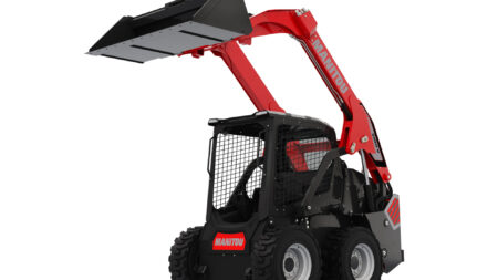 Compacte wiellader met grijper en hefarm, ideaal voor logistiek en recycling.