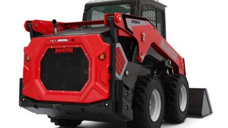 Robuuste Manitou MRT onderwagen met geveerde cabine, geschikt voor zware hijswerkzaamheden.