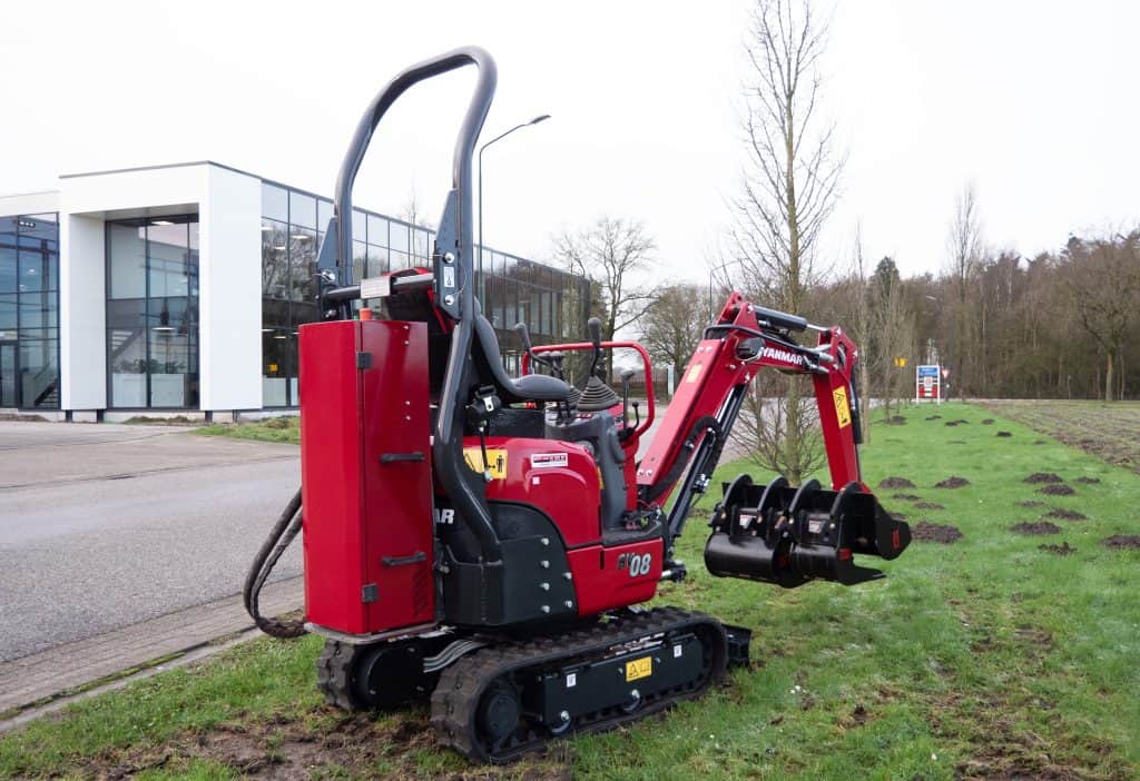 Klein graafmachine op bouwplaats bij Geert-Jan de Kok B.V. in Nederland.