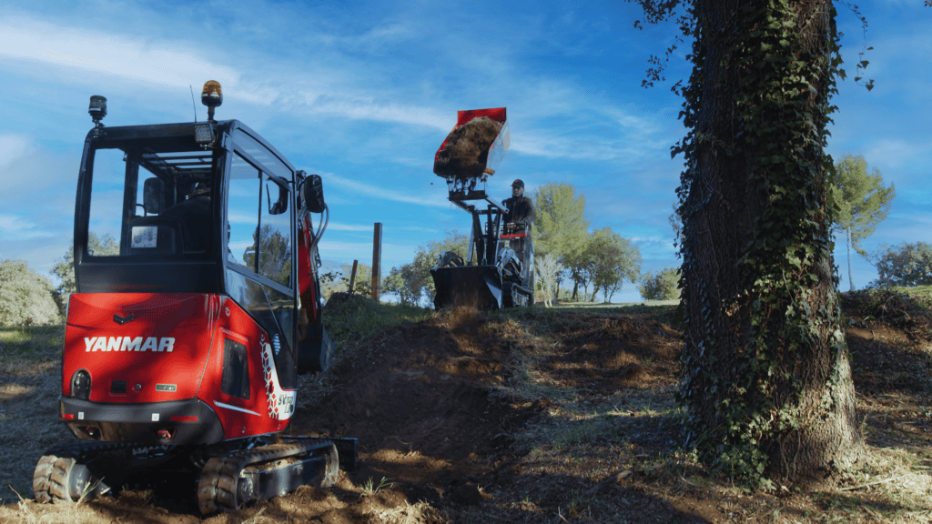 - Compacte Yanmar hijskraan voor houtbewerking en tuinprojecten.