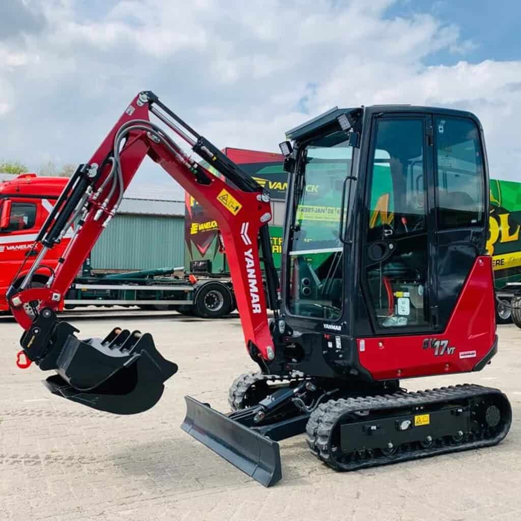 Compacte minikraan van Yanmar met cabine en rubberen tracks voor bouw- en tuinwerkzaamheden.