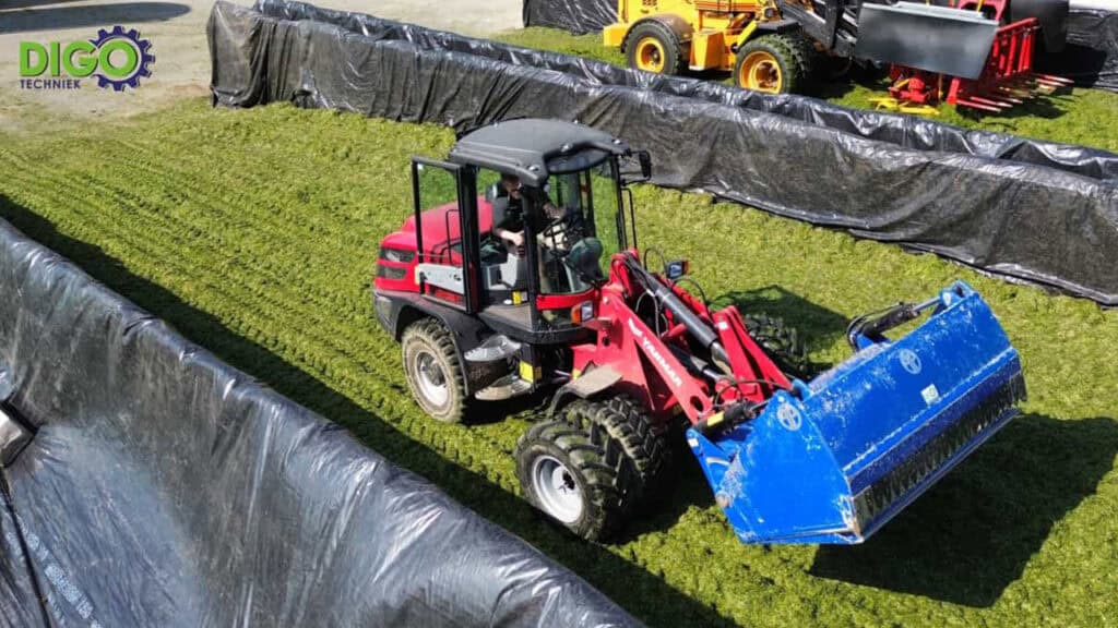 1. Mini graafmachine in gebruik op landbouwbedrijf voor groenafvoer en bodemwerkzaamheden.