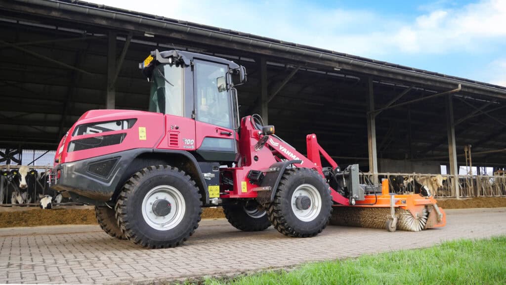 Compacte veegmachine voor land- en bosbouw toepassingen.