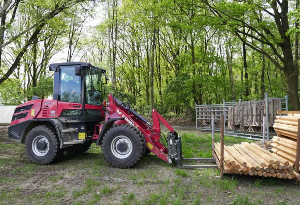 1. Kleine graafmachine op bouwterrein voor bos- en tuinbouwprojecten.