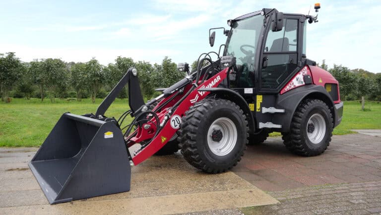 Kleine Landschaps- en Bouwtractor voor tuin- en grondwerk, ideaal voor projectontwikkeling.