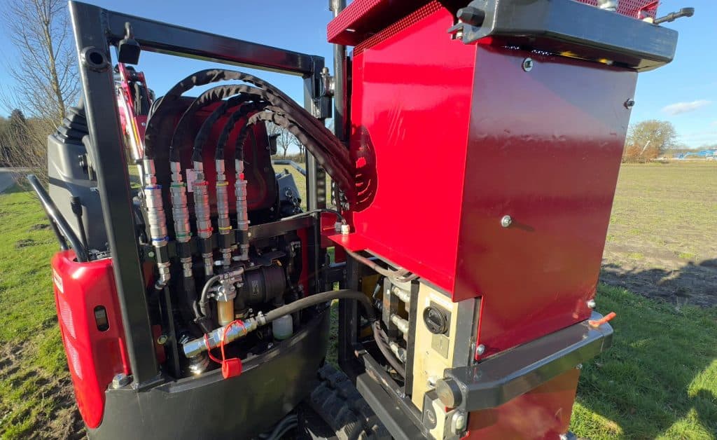 Hydraulisch systeem met leidingen en controlemodule voor zware machineonderdelen.