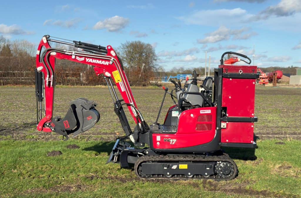 Compacte minicargocreep met Yanmar motor en rubberen rupsen voor tuin- en bouwtoepassingen.